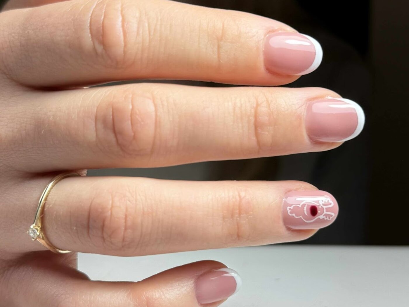 Delikatny manicure wykonany w salonie Ciesielska